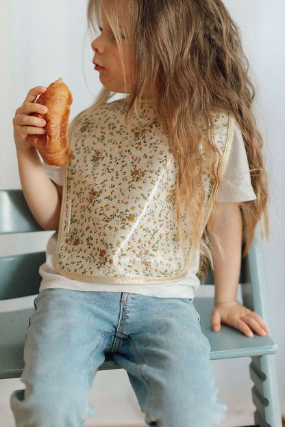 Bavette Imperméable fleurie – Élégance et Protection pour les Repas de Bébé