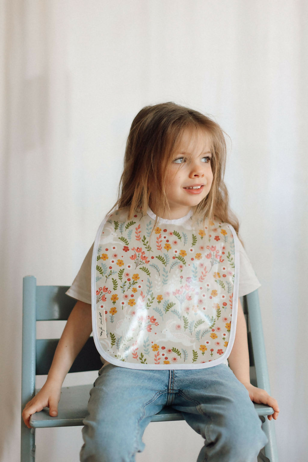 Bavette Imperméable Lapins & Fleurs – Douceur et Protection pour les Repas de Bébé