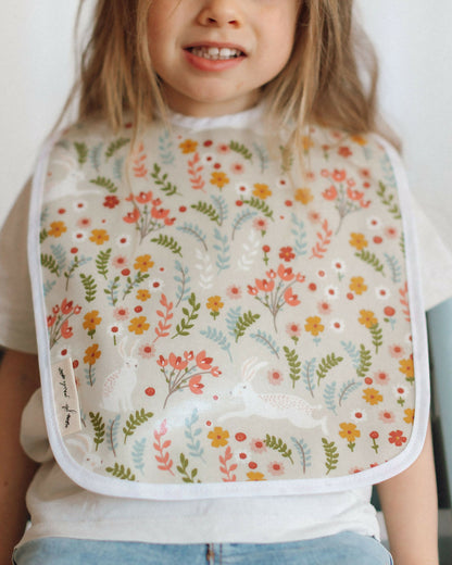Bavette Imperméable Lapins & Fleurs – Douceur et Protection pour les Repas de Bébé
