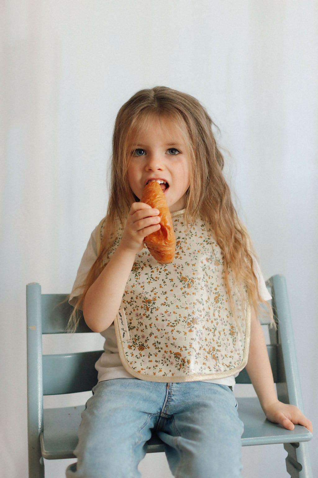 Bavette Imperméable fleurie – Élégance et Protection pour les Repas de Bébé