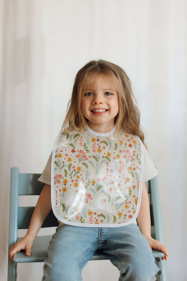 Bavette Imperméable Lapins & Fleurs – Douceur et Protection pour les Repas de Bébé